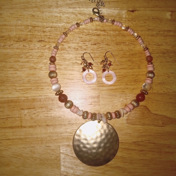 Beautiful necklace and earrings set, pink and peach color realistic faux stone - Picture 2 of 10